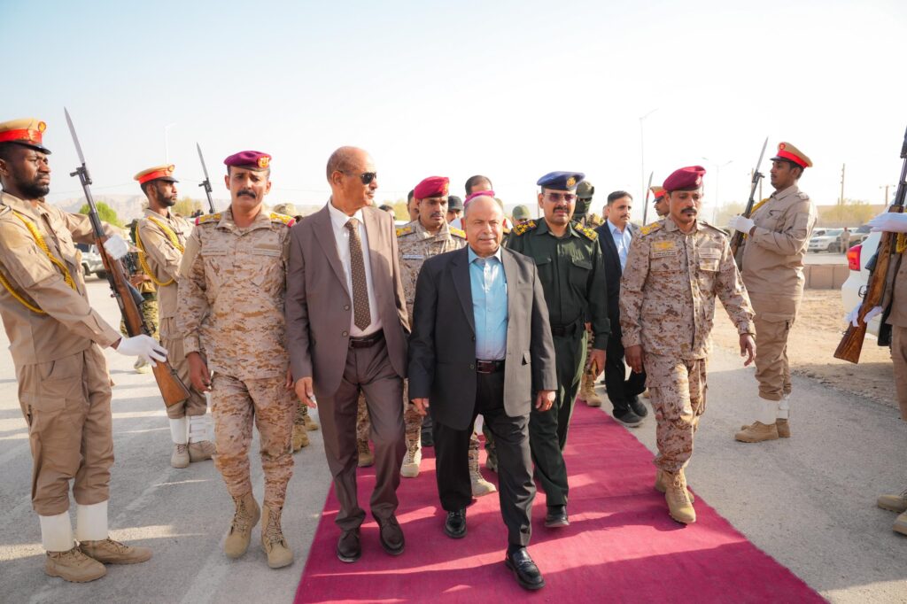 بالصور.. الخنبشي يشهد استعراضا عسكريا وأمنيا لقوات المنطقة الأولى ودرع الوطن والأجهزة الأمنية ويؤكد أن الأمن أساس التنمية بحضرموت بالصور.. الخنبشي يشهد استعراضا عسكريا وأمنيا لقوات المنطقة الأولى ودرع الوطن والأجهزة الأمنية ويؤكد أن الأمن أساس التنمية بحضرموت