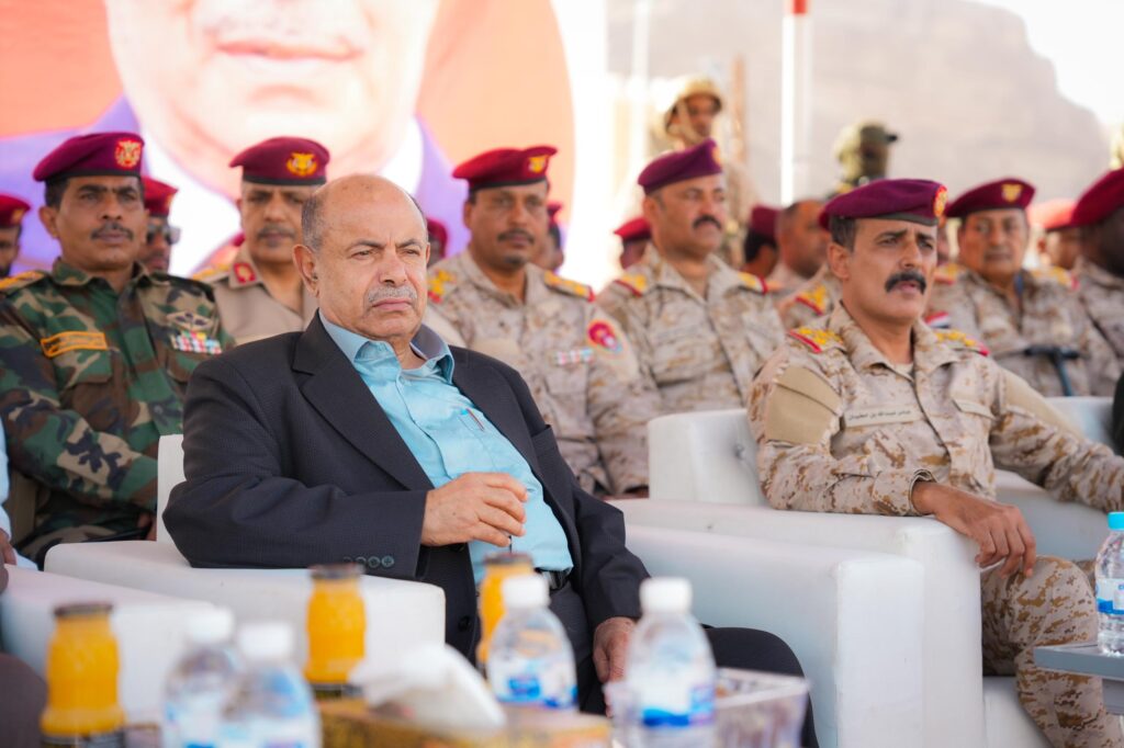 بالصور.. الخنبشي يشهد استعراضا عسكريا وأمنيا لقوات المنطقة الأولى ودرع الوطن والأجهزة الأمنية ويؤكد أن الأمن أساس التنمية بحضرموت بالصور.. الخنبشي يشهد استعراضا عسكريا وأمنيا لقوات المنطقة الأولى ودرع الوطن والأجهزة الأمنية ويؤكد أن الأمن أساس التنمية بحضرموت