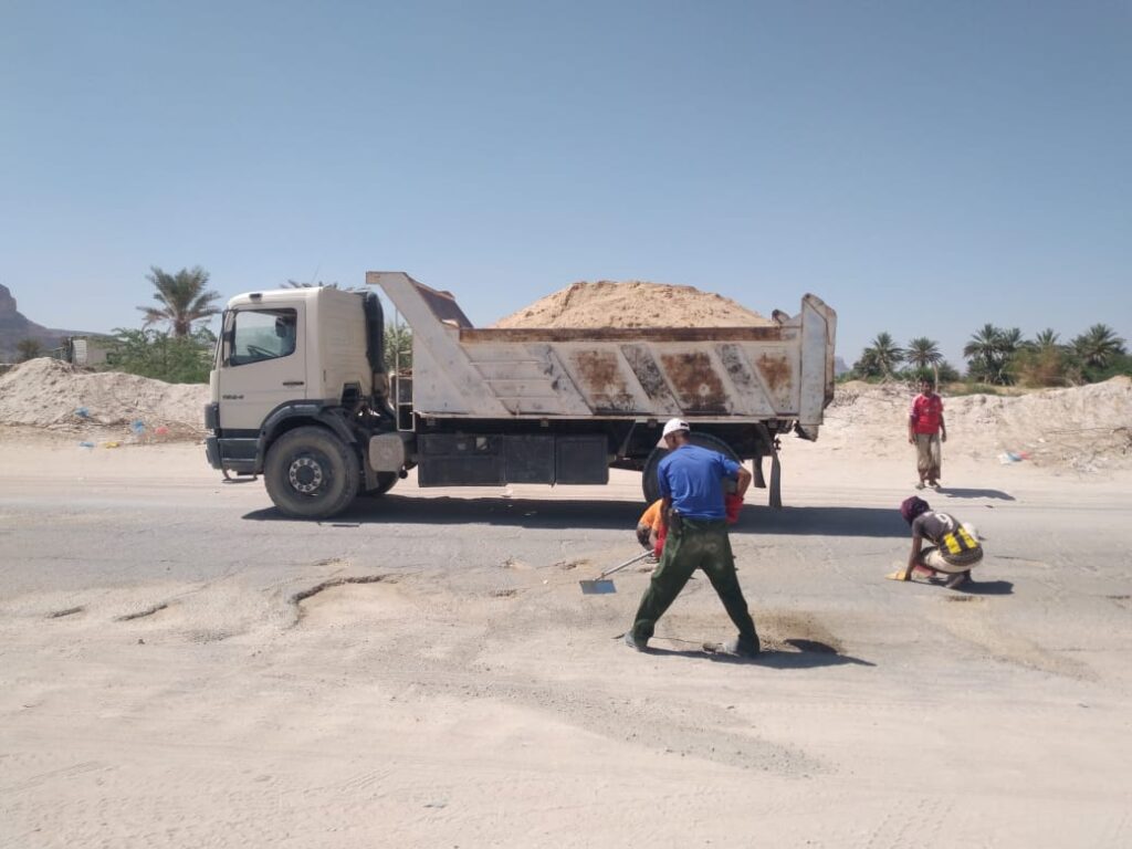 قرابة 665 حفرة تم ردمها، وأكثر من 11 مليون ريال سُخِّرت لخدمة الطريق ، بمبادرة أطلقها ملتقى بصمة سلفي بسيئون "شاهد الصور" قرابة 665 حفرة تم ردمها، وأكثر من 11 مليون ريال سُخِّرت لخدمة الطريق ، بمبادرة أطلقها ملتقى بصمة سلفي بسيئون "شاهد الصور"