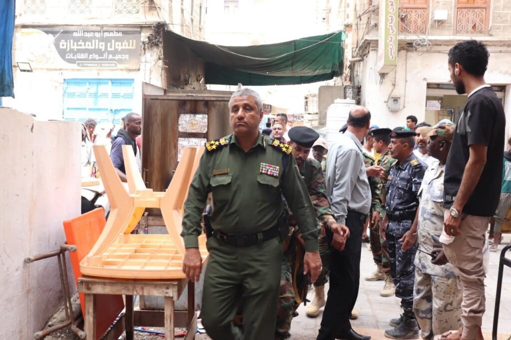 العميد الجابري يقودحملة أمنية مفاجئة لإزالة أسواق القات من الأحياء السكنية بالمكلا. "شاهد الصور" العميد الجابري يقودحملة أمنية مفاجئة لإزالة أسواق القات من الأحياء السكنية بالمكلا. "شاهد الصور"