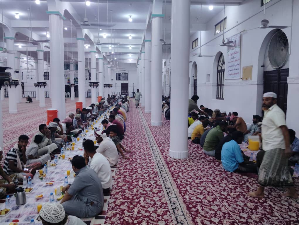 من جامع القطن إلى قلوب الصائمين.. "سفرة رمضانية" تمتد طوال العام ترسم أجمل صور التكافل بحضرموت "البوم صور" من جامع القطن إلى قلوب الصائمين.. "سفرة رمضانية" تمتد طوال العام ترسم أجمل صور التكافل بحضرموت "البوم صور"