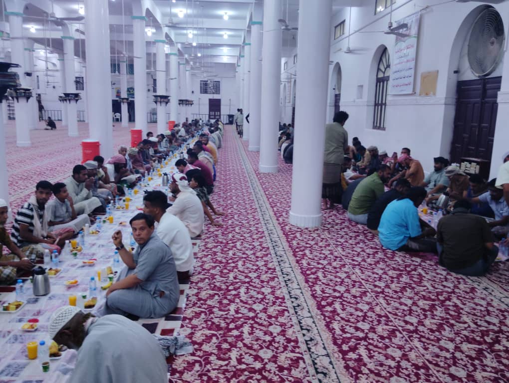 من جامع القطن إلى قلوب الصائمين.. "سفرة رمضانية" تمتد طوال العام ترسم أجمل صور التكافل بحضرموت "البوم صور" من جامع القطن إلى قلوب الصائمين.. "سفرة رمضانية" تمتد طوال العام ترسم أجمل صور التكافل بحضرموت "البوم صور"