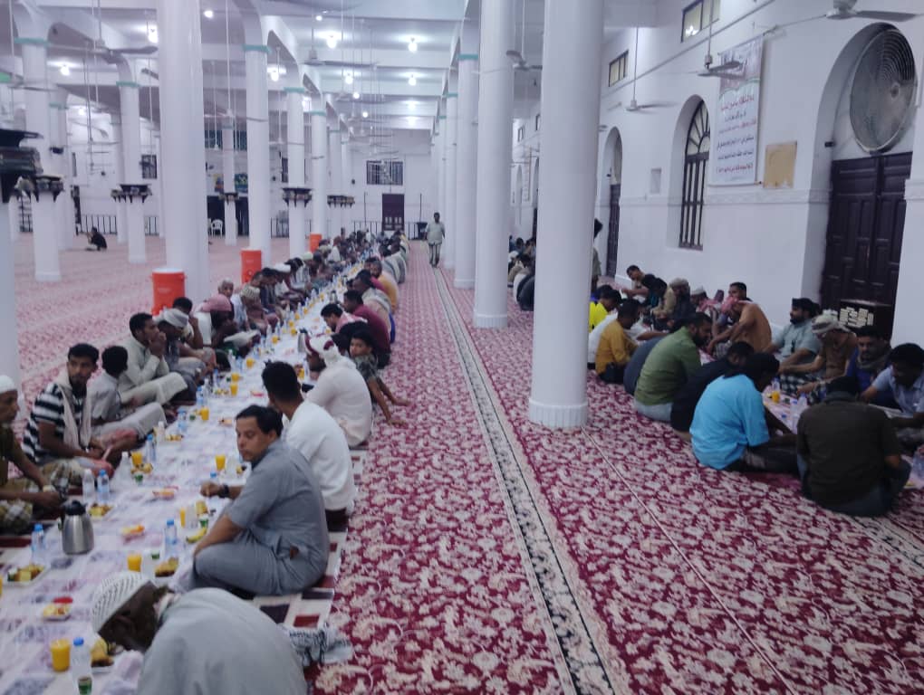من جامع القطن إلى قلوب الصائمين.. "سفرة رمضانية" تمتد طوال العام ترسم أجمل صور التكافل بحضرموت "البوم صور" من جامع القطن إلى قلوب الصائمين.. "سفرة رمضانية" تمتد طوال العام ترسم أجمل صور التكافل بحضرموت "البوم صور"