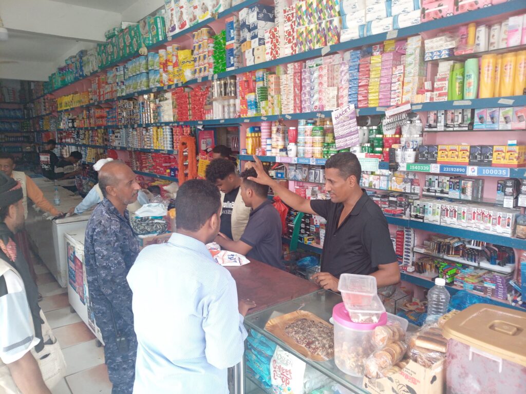 إغلاق محال مخالفة وضبط مواد منتهية ومقلدة خلال نزول ميداني لمكتب الصناعة والتجارة بساحل حضرموت. إغلاق محال مخالفة وضبط مواد منتهية ومقلدة خلال نزول ميداني لمكتب الصناعة والتجارة بساحل حضرموت.