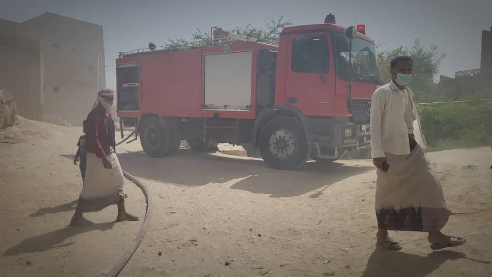 بالصور.. الدفاع المدني يخمد حريقاً في منطقة السويري بمديرية تريم دون خسائر بشرية بالصور.. الدفاع المدني يخمد حريقاً في منطقة السويري بمديرية تريم دون خسائر بشرية