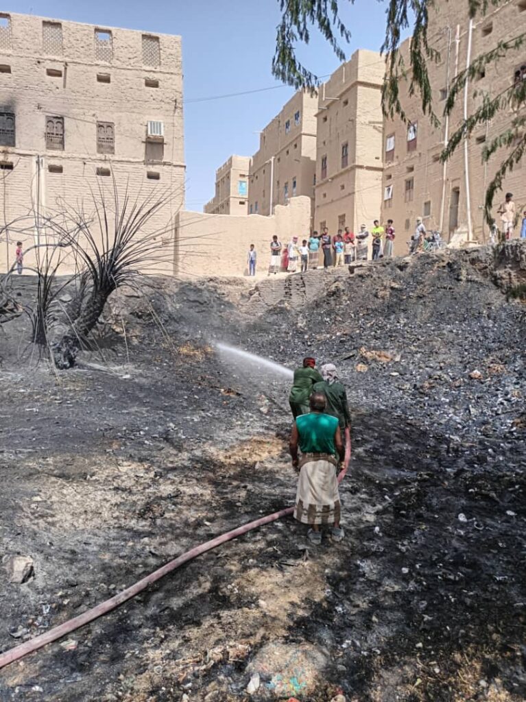 بالصور.. الدفاع المدني يخمد حريقاً في منطقة السويري بمديرية تريم دون خسائر بشرية بالصور.. الدفاع المدني يخمد حريقاً في منطقة السويري بمديرية تريم دون خسائر بشرية