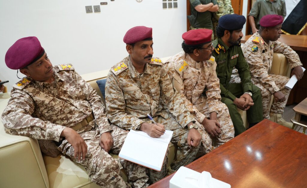 الخنبشي يبحث مع قيادة قوات حماية حضرموت آلية حصر ودمج منتسبي القوات في الجيش والأمن الخنبشي يبحث مع قيادة قوات حماية حضرموت آلية حصر ودمج منتسبي القوات في الجيش والأمن
