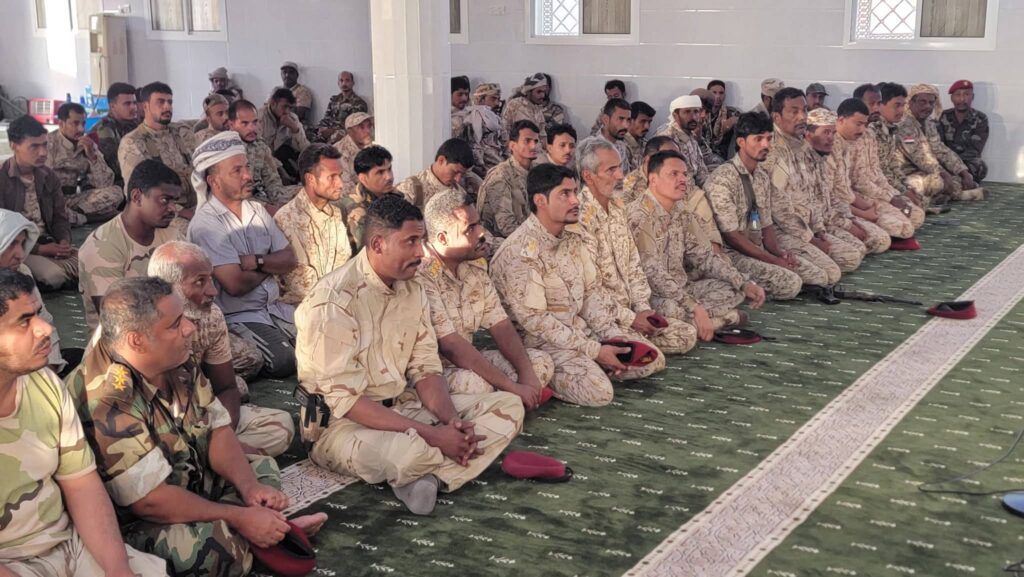 تحت شعار متارسنا أعيادنا.. قائد لواء شبام يشارك منتسبي اللواء فرحة عيد الأضحى ويتفقد الجاهزية القتالية بالمواقع الأمامية "صور" تحت شعار متارسنا أعيادنا.. قائد لواء شبام يشارك منتسبي اللواء فرحة عيد الأضحى ويتفقد الجاهزية القتالية بالمواقع الأمامية "صور"