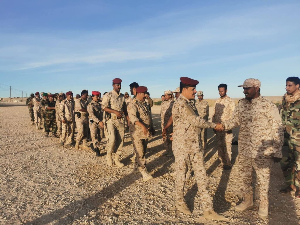 تحت شعار متارسنا أعيادنا.. قائد لواء شبام يشارك منتسبي اللواء فرحة عيد الأضحى ويتفقد الجاهزية القتالية بالمواقع الأمامية "صور" تحت شعار متارسنا أعيادنا.. قائد لواء شبام يشارك منتسبي اللواء فرحة عيد الأضحى ويتفقد الجاهزية القتالية بالمواقع الأمامية "صور"