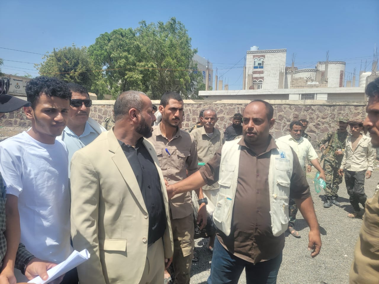 اللواء القبة يدشن تسليم المرحلة الثانية من مشروع سور ملعب الصمود للشركة المنفذة - اللواء القبة يدشن تسليم المرحلة الثانية من مشروع سور ملعب الصمود للشركة المنفذة -