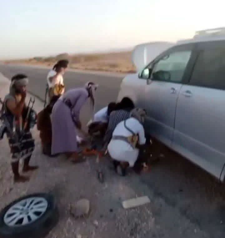 فزعة قبائل شبوة تفشل عملية تقطع وتنقذ سائقا من الضالع بعد تعرضه لنهب وحشي بطريق العبر - فزعة قبائل شبوة تفشل عملية تقطع وتنقذ سائقا من الضالع بعد تعرضه لنهب وحشي بطريق العبر -