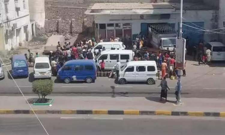 ومطالبات غاضبة بإقالة مدير الشركة.. أزمة الغاز المنزلي تخنق عدن مع قرب العيد ومطالبات غاضبة بإقالة مدير الشركة.. أزمة الغاز المنزلي تخنق عدن مع قرب العيد