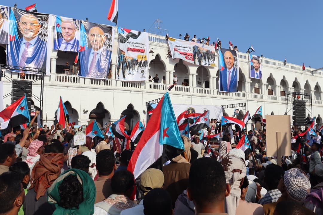 في ذكرى اعلان عدن التاريخي .. أبناء حضرموت يجددون تفويضهم للرئيس الزبيدي بمليونية حاشدة في مدينة المكلا في ذكرى اعلان عدن التاريخي .. أبناء حضرموت يجددون تفويضهم للرئيس الزبيدي بمليونية حاشدة في مدينة المكلا