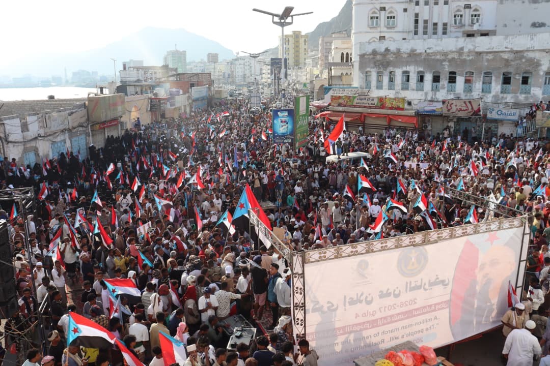 في ذكرى اعلان عدن التاريخي .. أبناء حضرموت يجددون تفويضهم للرئيس الزبيدي بمليونية حاشدة في مدينة المكلا في ذكرى اعلان عدن التاريخي .. أبناء حضرموت يجددون تفويضهم للرئيس الزبيدي بمليونية حاشدة في مدينة المكلا