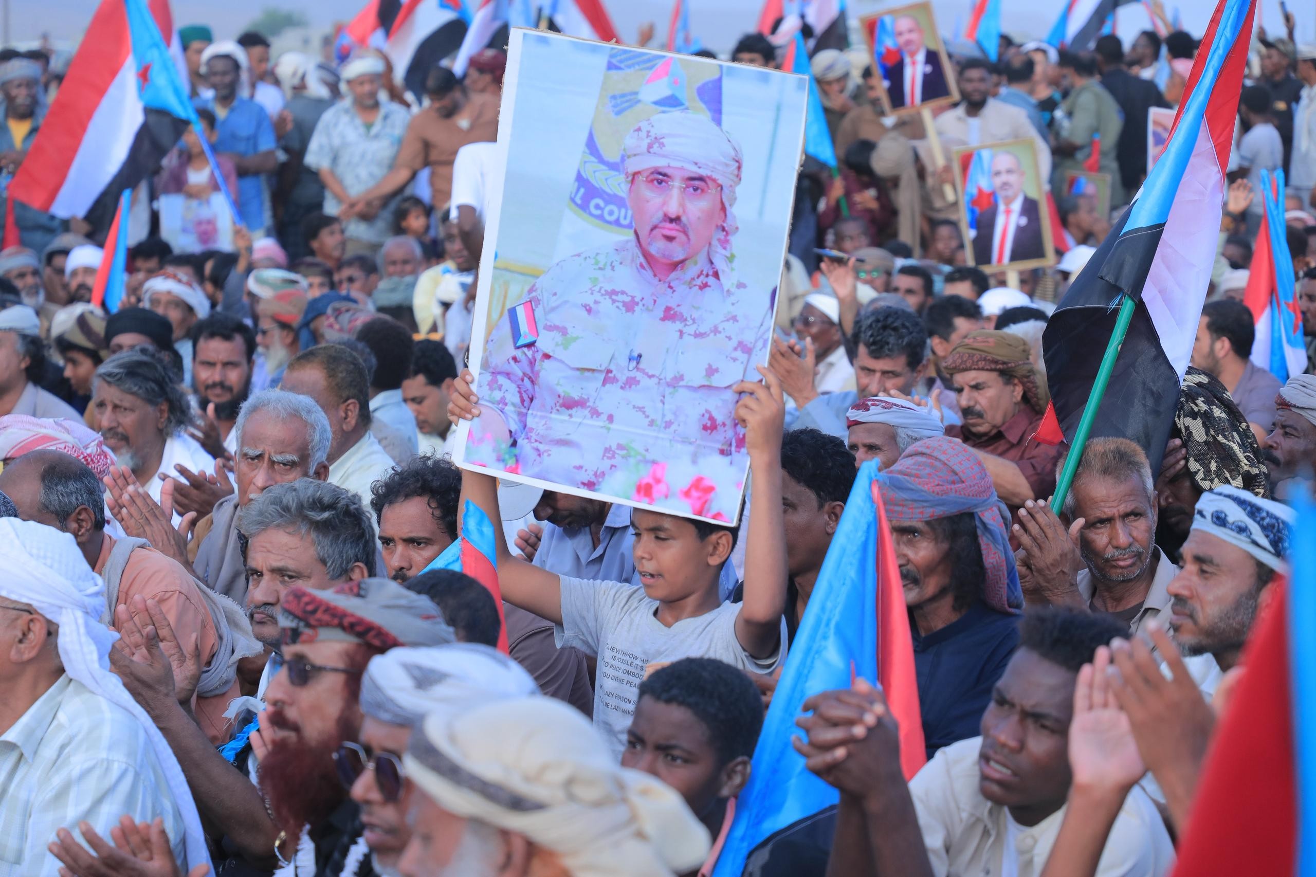 أبناء المهرة يجددون العهد والتفويض للرئيس الزُبيدي في فعالية جماهيرية حاشدة بالمسيلة إحياءً لذكرى إعلان عدن أبناء المهرة يجددون العهد والتفويض للرئيس الزُبيدي في فعالية جماهيرية حاشدة بالمسيلة إحياءً لذكرى إعلان عدن