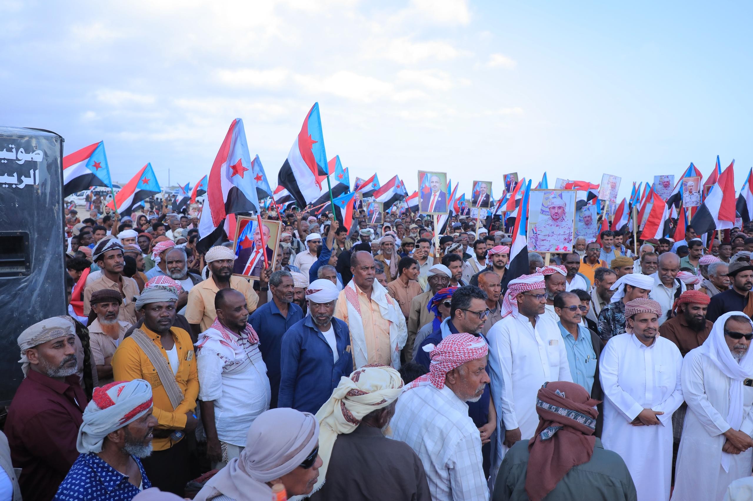أبناء المهرة يجددون العهد والتفويض للرئيس الزُبيدي في فعالية جماهيرية حاشدة بالمسيلة إحياءً لذكرى إعلان عدن أبناء المهرة يجددون العهد والتفويض للرئيس الزُبيدي في فعالية جماهيرية حاشدة بالمسيلة إحياءً لذكرى إعلان عدن