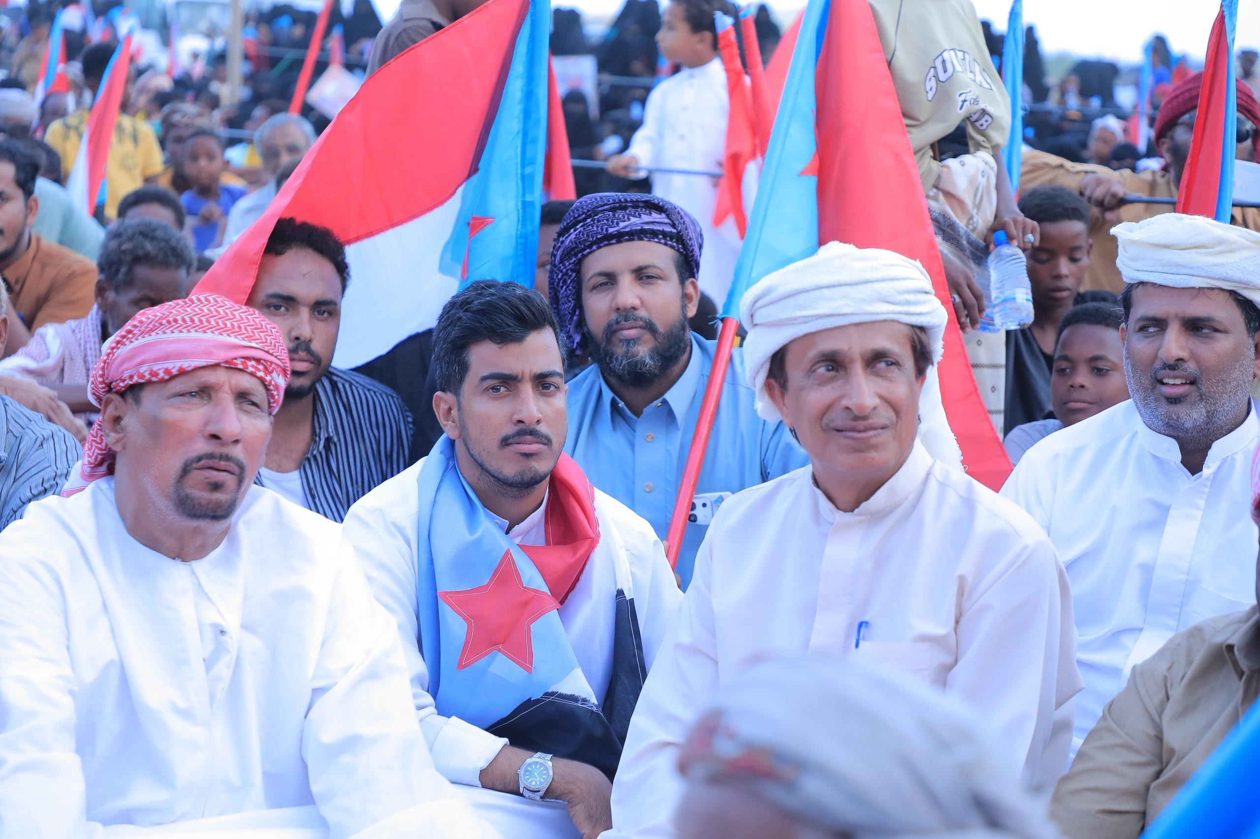 أبناء المهرة يجددون العهد والتفويض للرئيس الزُبيدي في فعالية جماهيرية حاشدة بالمسيلة إحياءً لذكرى إعلان عدن أبناء المهرة يجددون العهد والتفويض للرئيس الزُبيدي في فعالية جماهيرية حاشدة بالمسيلة إحياءً لذكرى إعلان عدن