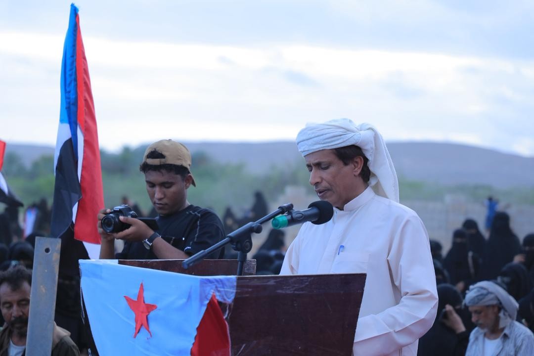 أبناء المهرة يجددون العهد والتفويض للرئيس الزُبيدي في فعالية جماهيرية حاشدة بالمسيلة إحياءً لذكرى إعلان عدن أبناء المهرة يجددون العهد والتفويض للرئيس الزُبيدي في فعالية جماهيرية حاشدة بالمسيلة إحياءً لذكرى إعلان عدن