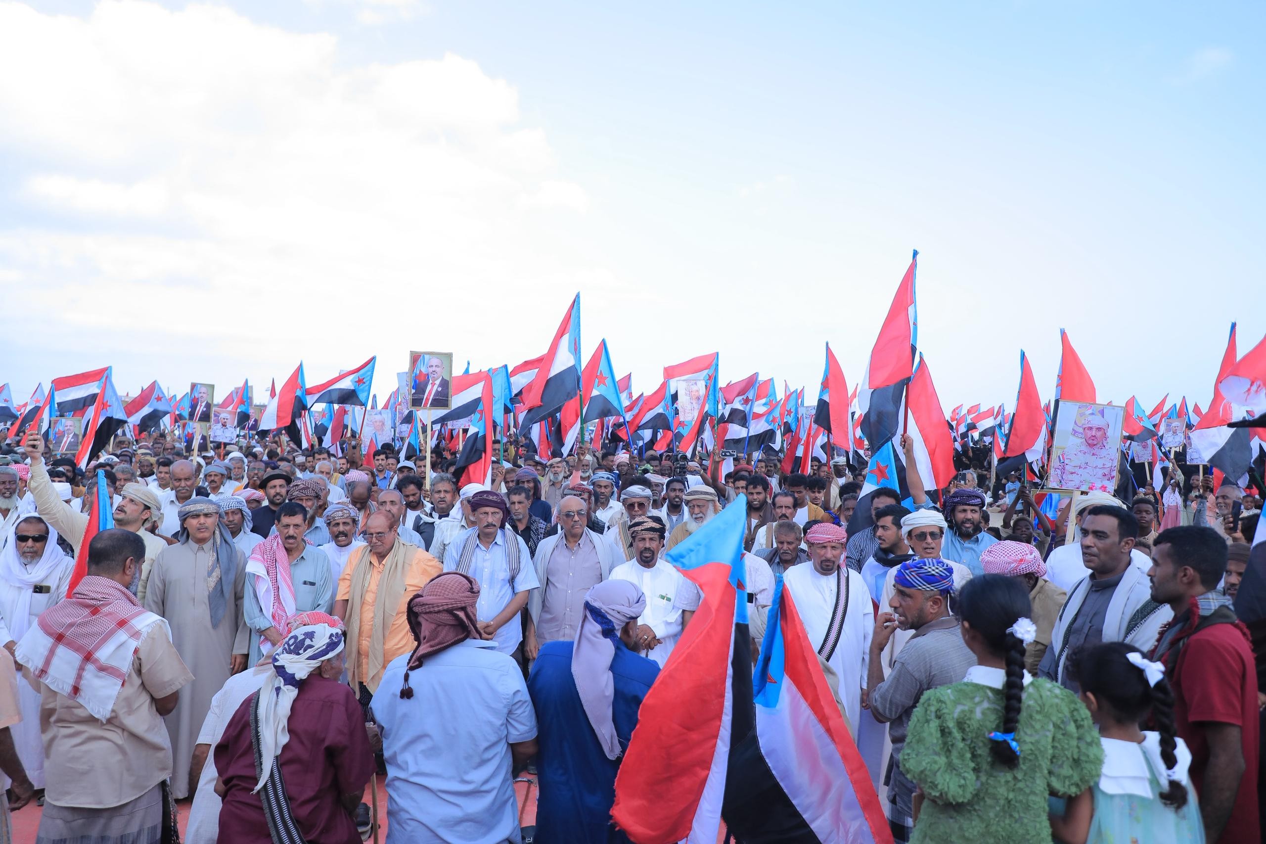 أبناء المهرة يجددون العهد والتفويض للرئيس الزُبيدي في فعالية جماهيرية حاشدة بالمسيلة إحياءً لذكرى إعلان عدن أبناء المهرة يجددون العهد والتفويض للرئيس الزُبيدي في فعالية جماهيرية حاشدة بالمسيلة إحياءً لذكرى إعلان عدن