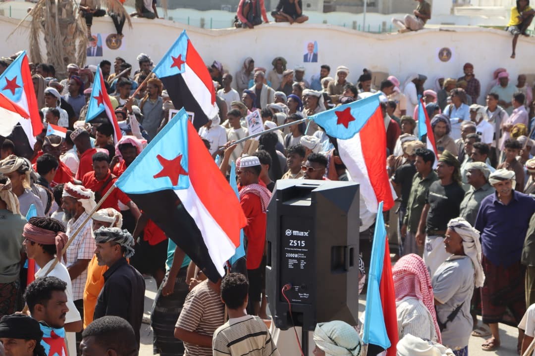 سقطرى تحيي الذكرى التاسعة لإعلان عدن بفعالية جماهيرية حاشدة لتجديد التفويض للرئيس الزُبيدي سقطرى تحيي الذكرى التاسعة لإعلان عدن بفعالية جماهيرية حاشدة لتجديد التفويض للرئيس الزُبيدي
