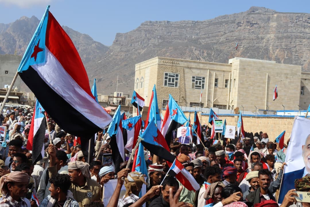 سقطرى تحيي الذكرى التاسعة لإعلان عدن بفعالية جماهيرية حاشدة لتجديد التفويض للرئيس الزُبيدي سقطرى تحيي الذكرى التاسعة لإعلان عدن بفعالية جماهيرية حاشدة لتجديد التفويض للرئيس الزُبيدي