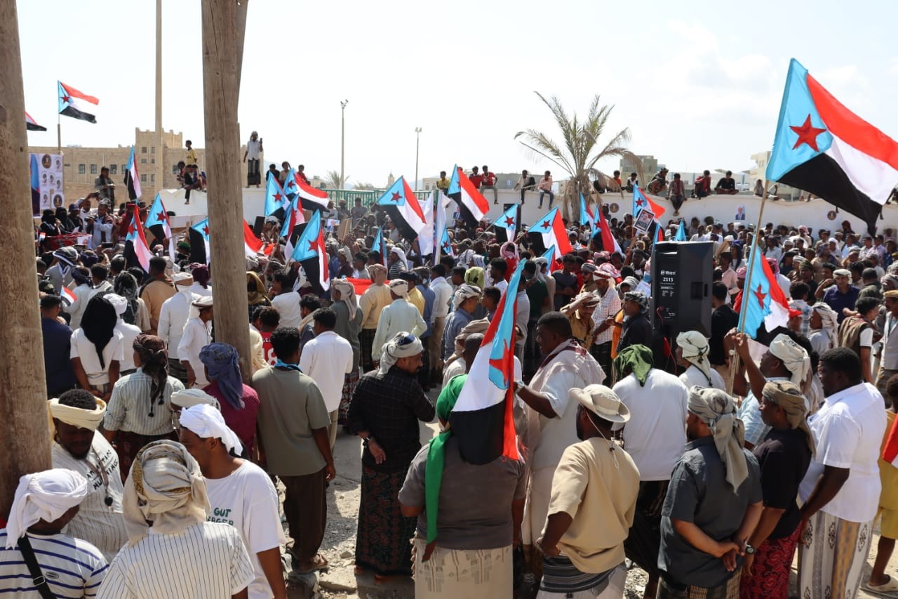 سقطرى تحيي الذكرى التاسعة لإعلان عدن بفعالية جماهيرية حاشدة لتجديد التفويض للرئيس الزُبيدي سقطرى تحيي الذكرى التاسعة لإعلان عدن بفعالية جماهيرية حاشدة لتجديد التفويض للرئيس الزُبيدي