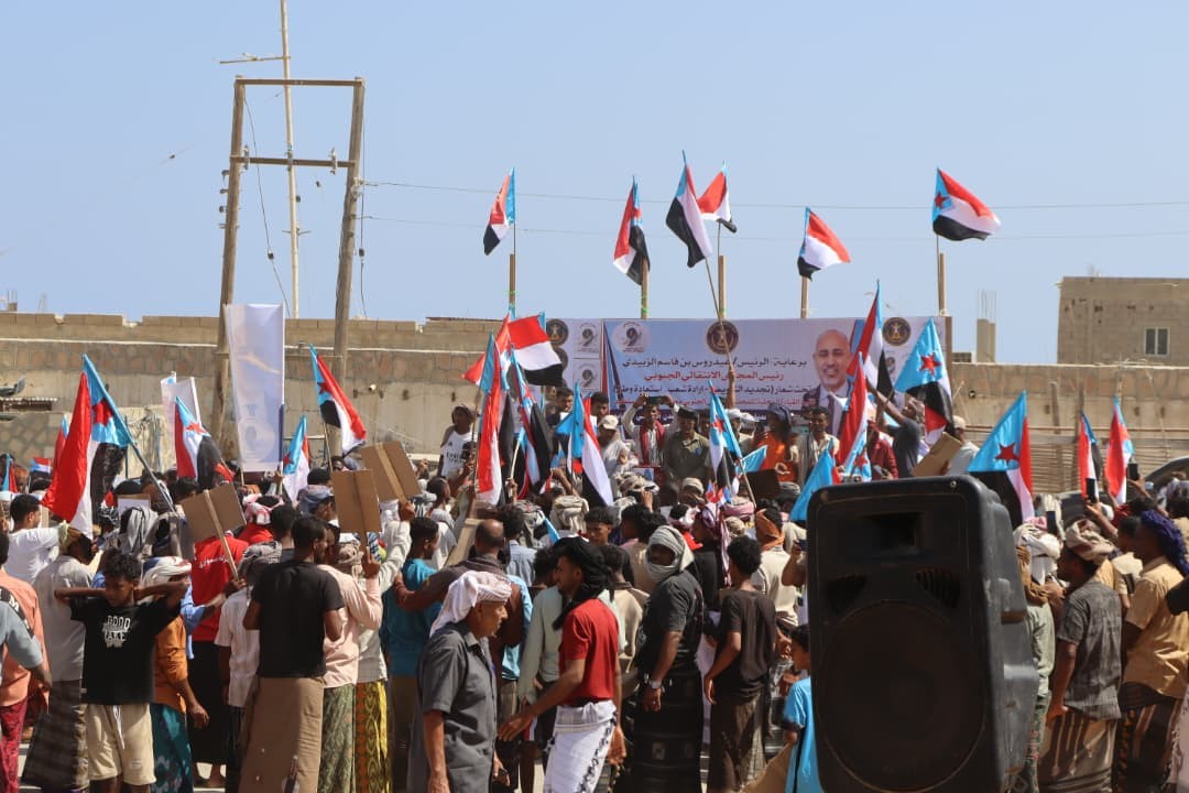سقطرى تحيي الذكرى التاسعة لإعلان عدن بفعالية جماهيرية حاشدة لتجديد التفويض للرئيس الزُبيدي سقطرى تحيي الذكرى التاسعة لإعلان عدن بفعالية جماهيرية حاشدة لتجديد التفويض للرئيس الزُبيدي