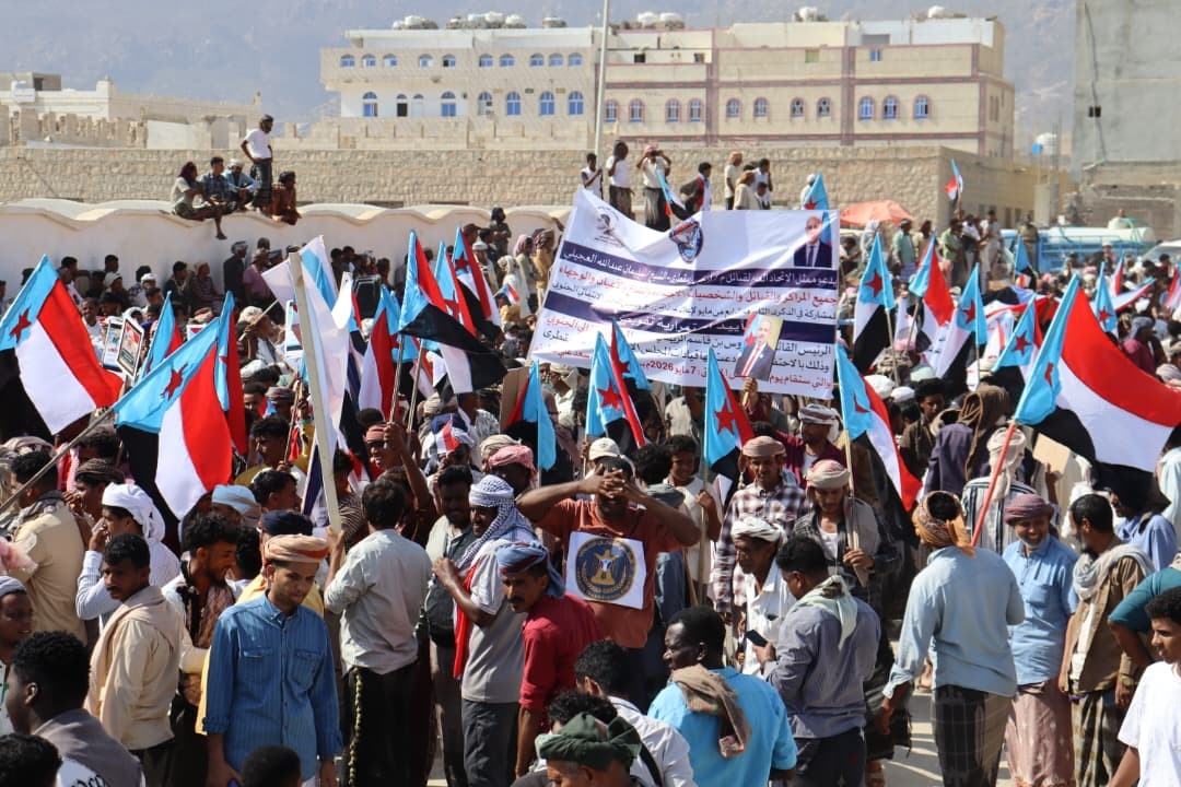 سقطرى تحيي الذكرى التاسعة لإعلان عدن بفعالية جماهيرية حاشدة لتجديد التفويض للرئيس الزُبيدي سقطرى تحيي الذكرى التاسعة لإعلان عدن بفعالية جماهيرية حاشدة لتجديد التفويض للرئيس الزُبيدي