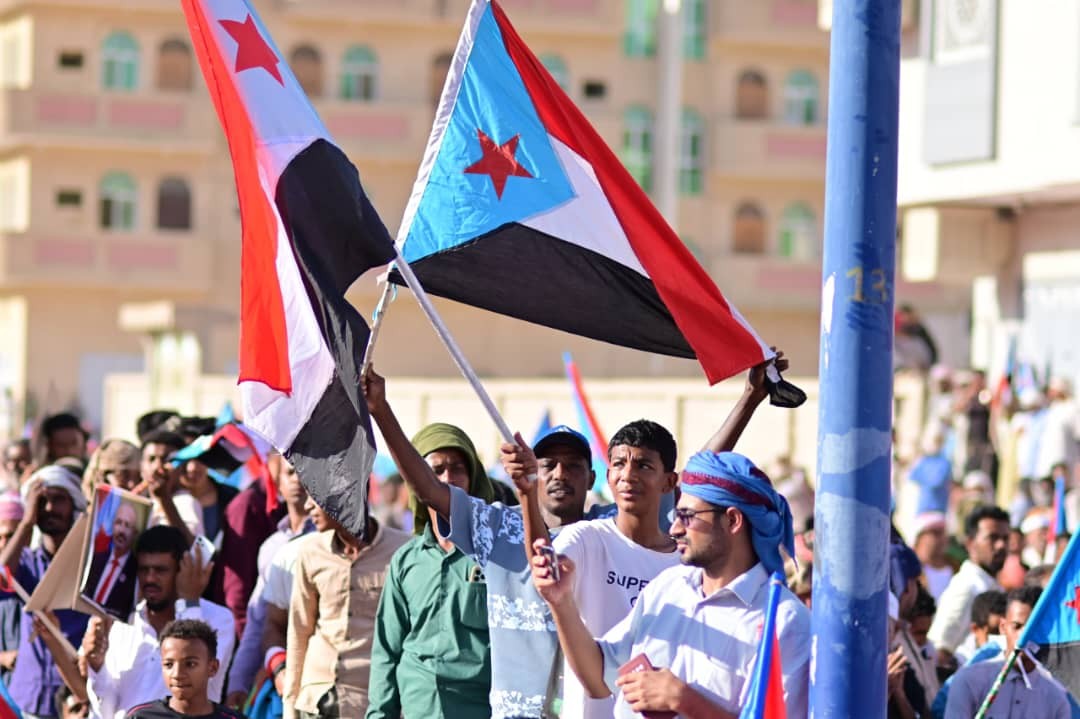 مليونية سيئون تجدد التفويض للرئيس الزُبيدي وتؤكد تمسك أبناء حضرموت بالمشروع الوطني الجنوبي مليونية سيئون تجدد التفويض للرئيس الزُبيدي وتؤكد تمسك أبناء حضرموت بالمشروع الوطني الجنوبي