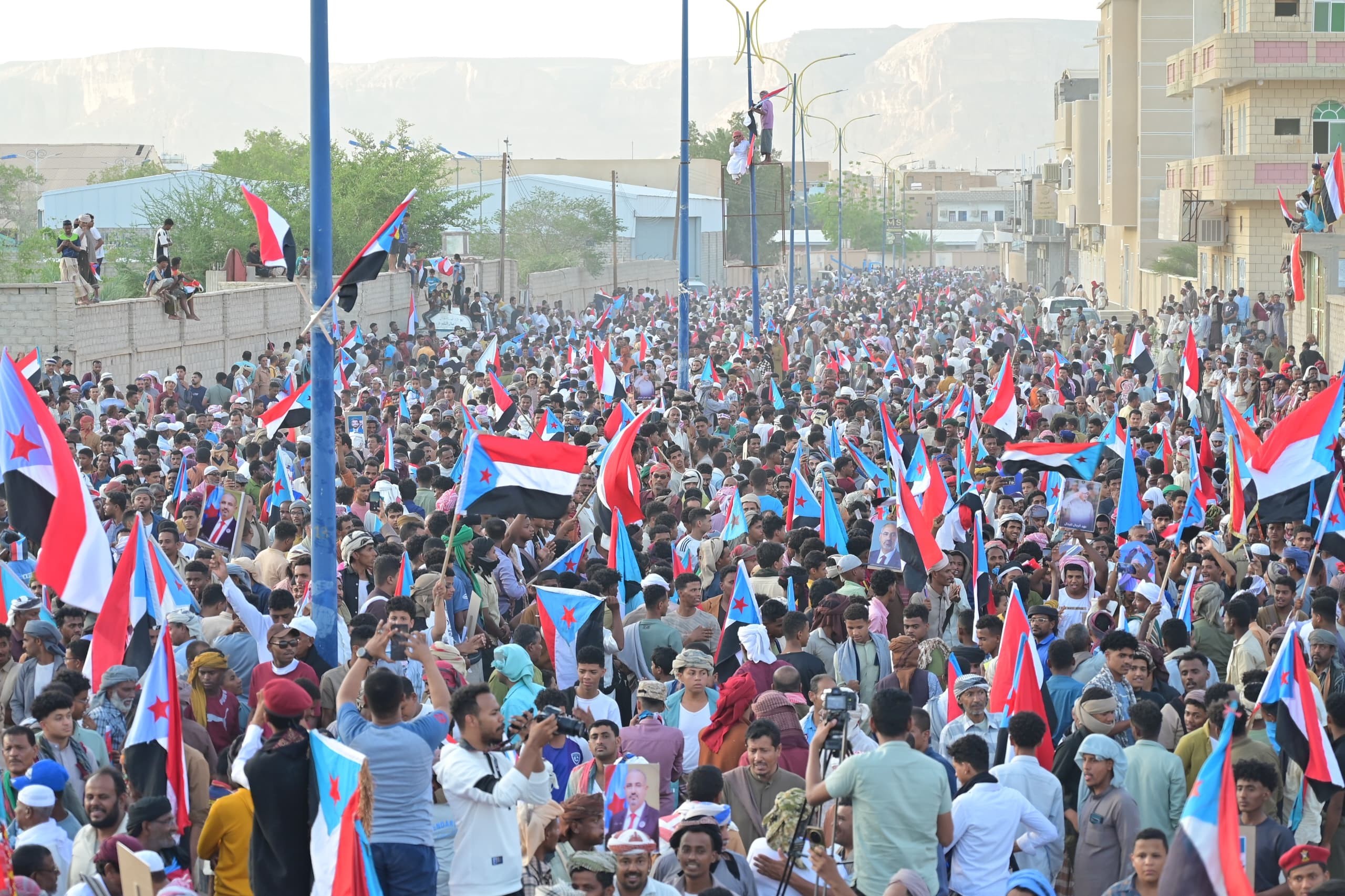 مليونية سيئون تجدد التفويض للرئيس الزُبيدي وتؤكد تمسك أبناء حضرموت بالمشروع الوطني الجنوبي مليونية سيئون تجدد التفويض للرئيس الزُبيدي وتؤكد تمسك أبناء حضرموت بالمشروع الوطني الجنوبي