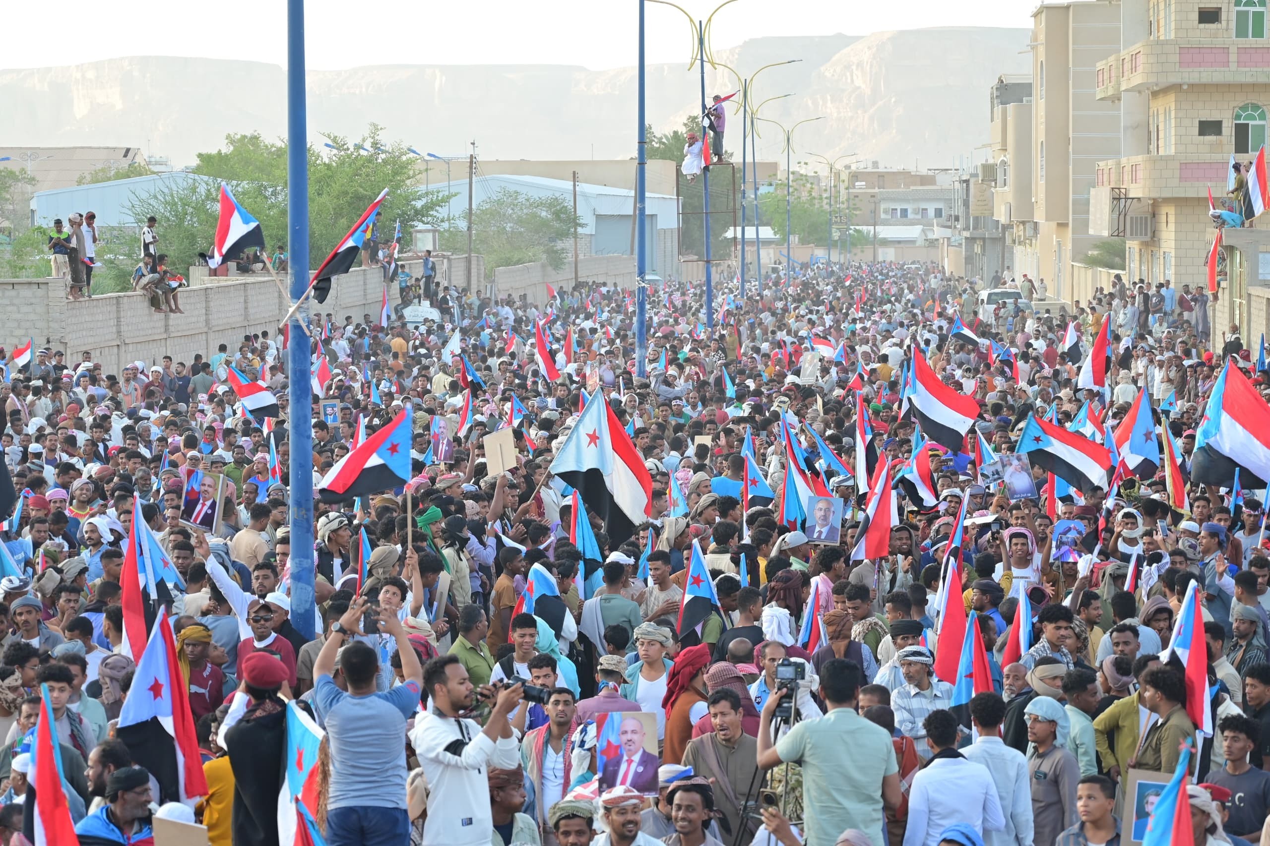 مليونية سيئون تجدد التفويض للرئيس الزُبيدي وتؤكد تمسك أبناء حضرموت بالمشروع الوطني الجنوبي مليونية سيئون تجدد التفويض للرئيس الزُبيدي وتؤكد تمسك أبناء حضرموت بالمشروع الوطني الجنوبي
