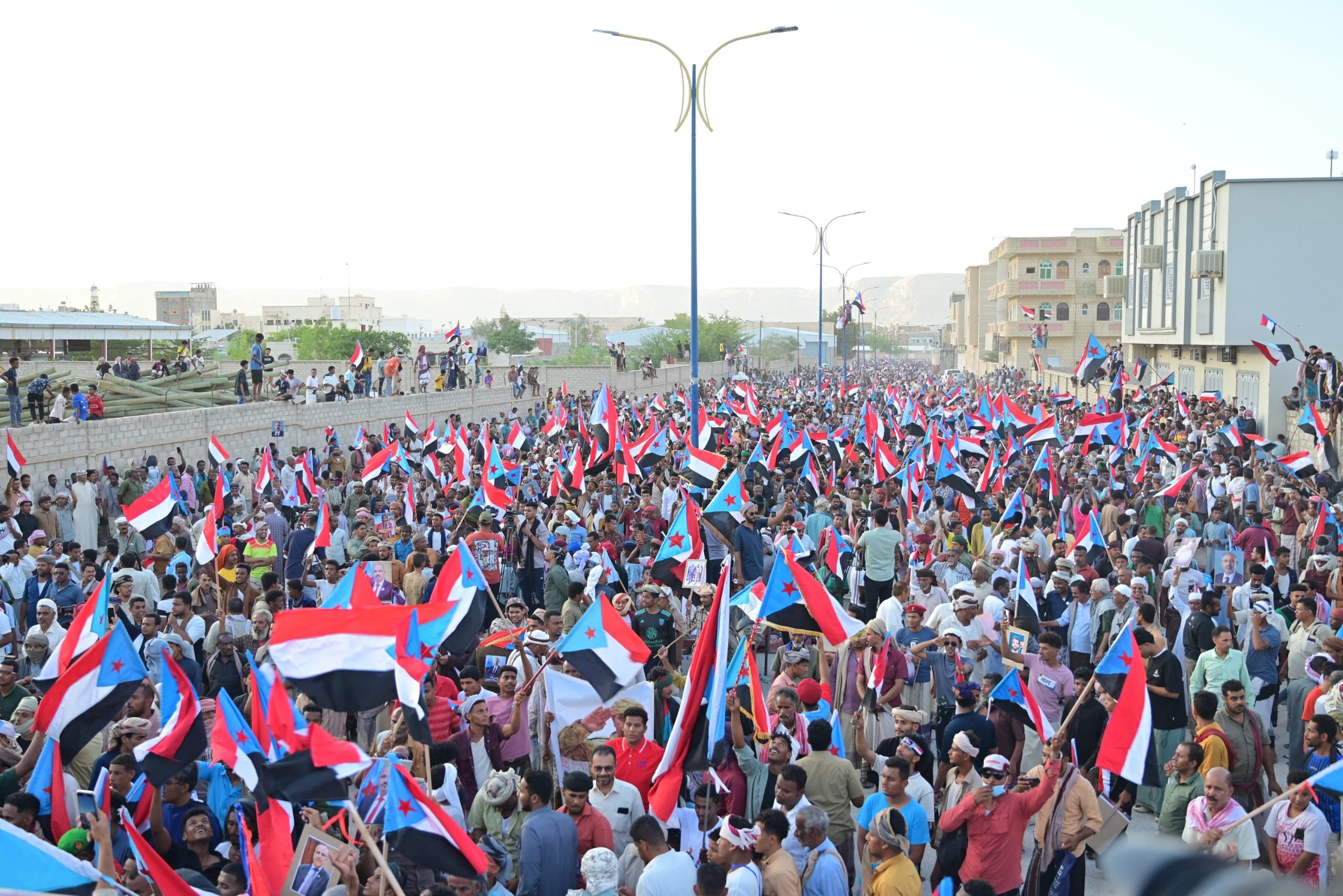 مليونية سيئون تجدد التفويض للرئيس الزُبيدي وتؤكد تمسك أبناء حضرموت بالمشروع الوطني الجنوبي مليونية سيئون تجدد التفويض للرئيس الزُبيدي وتؤكد تمسك أبناء حضرموت بالمشروع الوطني الجنوبي