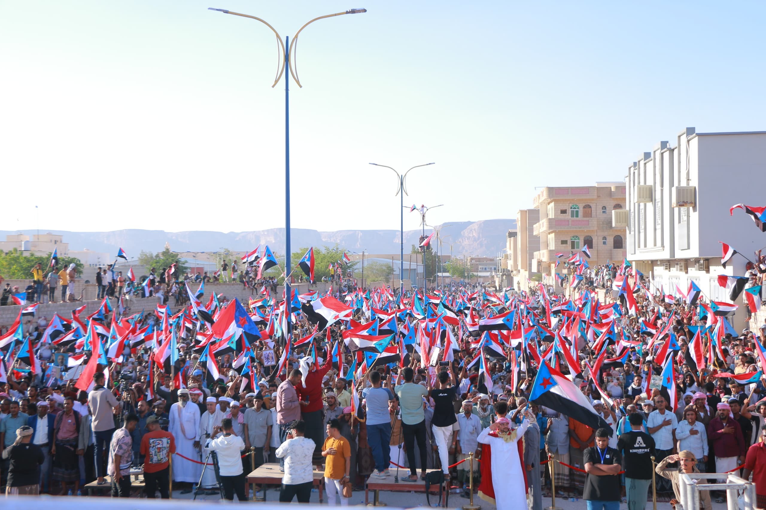 مليونية سيئون تجدد التفويض للرئيس الزُبيدي وتؤكد تمسك أبناء حضرموت بالمشروع الوطني الجنوبي مليونية سيئون تجدد التفويض للرئيس الزُبيدي وتؤكد تمسك أبناء حضرموت بالمشروع الوطني الجنوبي