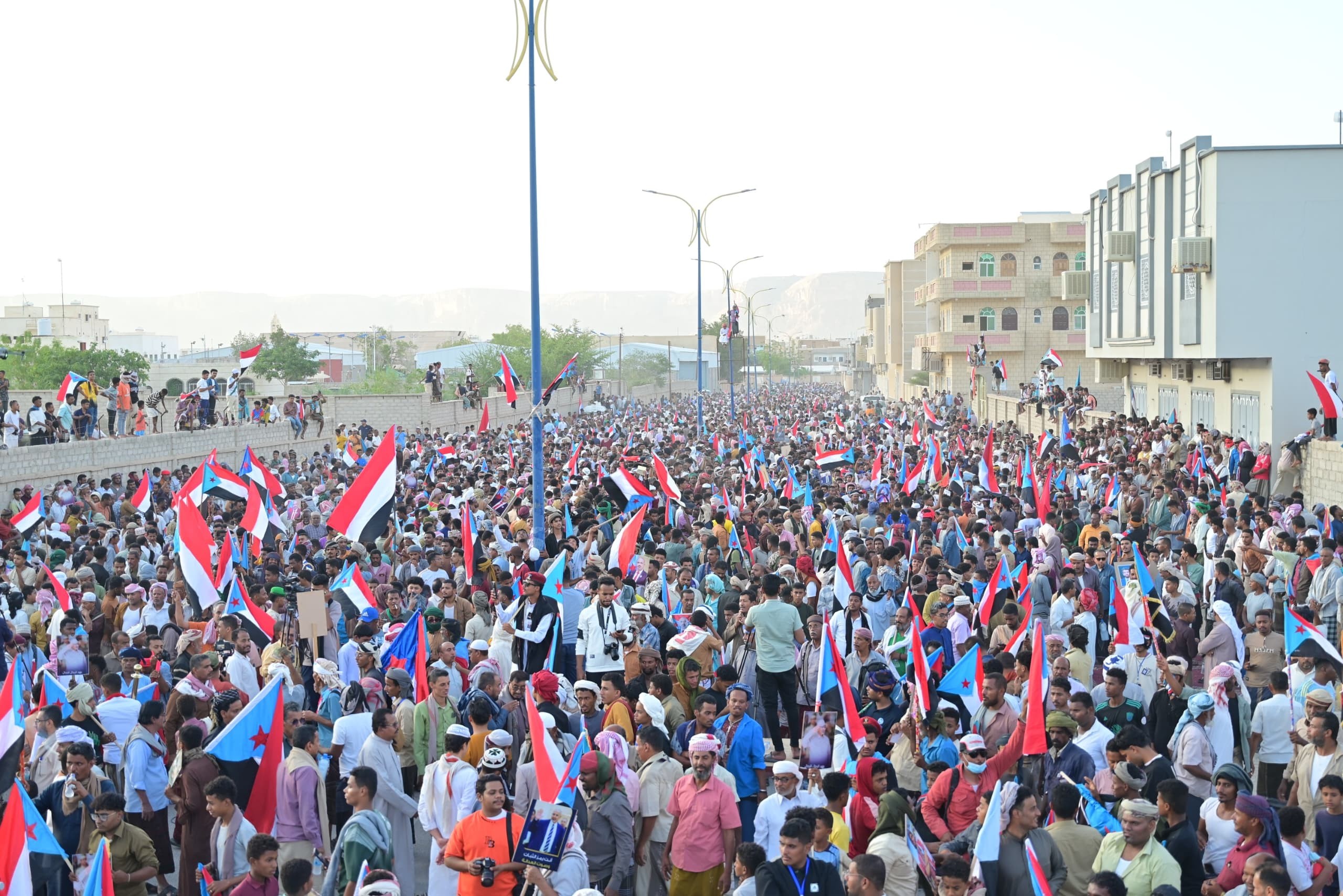 مليونية سيئون تجدد التفويض للرئيس الزُبيدي وتؤكد تمسك أبناء حضرموت بالمشروع الوطني الجنوبي مليونية سيئون تجدد التفويض للرئيس الزُبيدي وتؤكد تمسك أبناء حضرموت بالمشروع الوطني الجنوبي