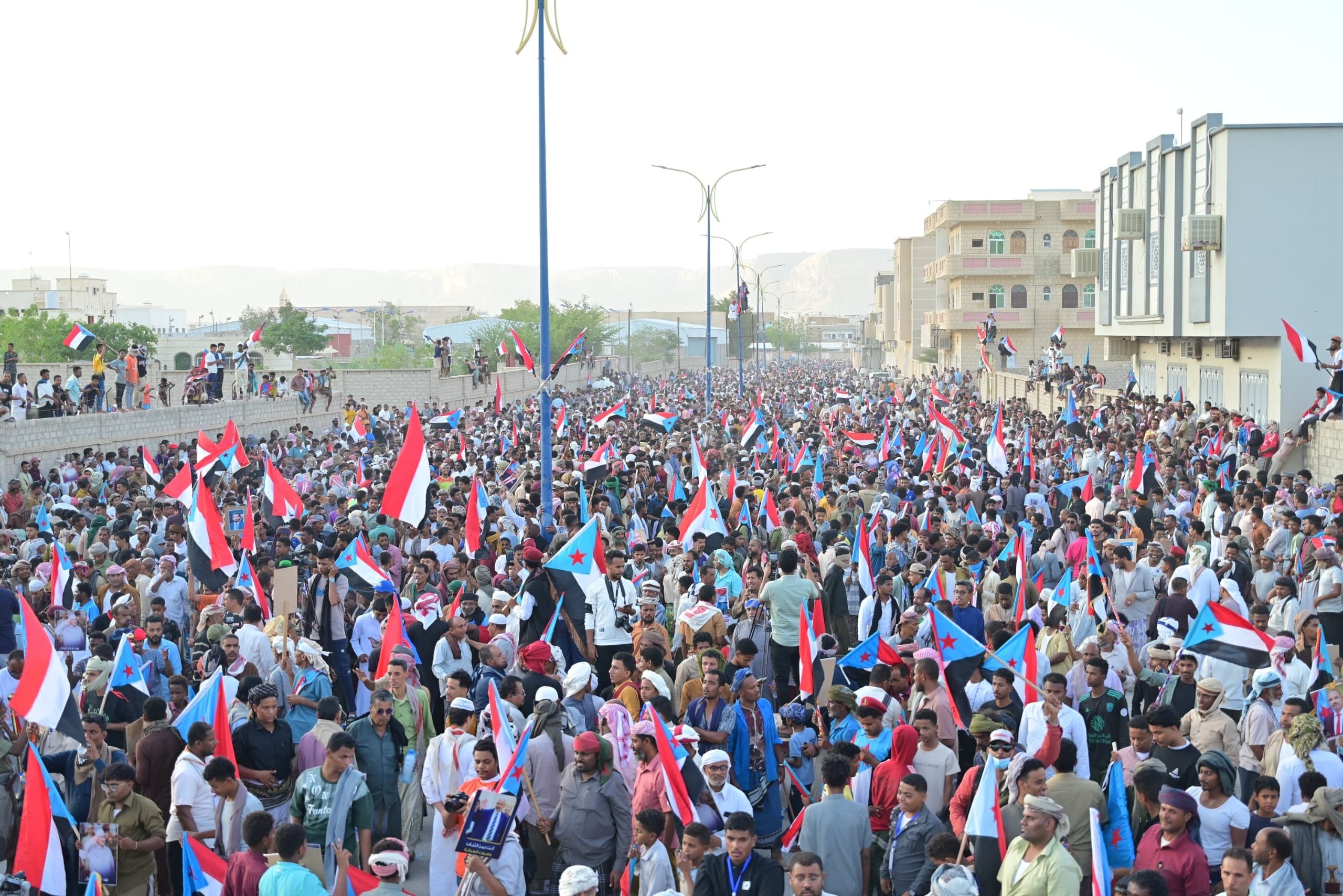 مليونية سيئون تجدد التفويض للرئيس الزُبيدي وتؤكد تمسك أبناء حضرموت بالمشروع الوطني الجنوبي مليونية سيئون تجدد التفويض للرئيس الزُبيدي وتؤكد تمسك أبناء حضرموت بالمشروع الوطني الجنوبي