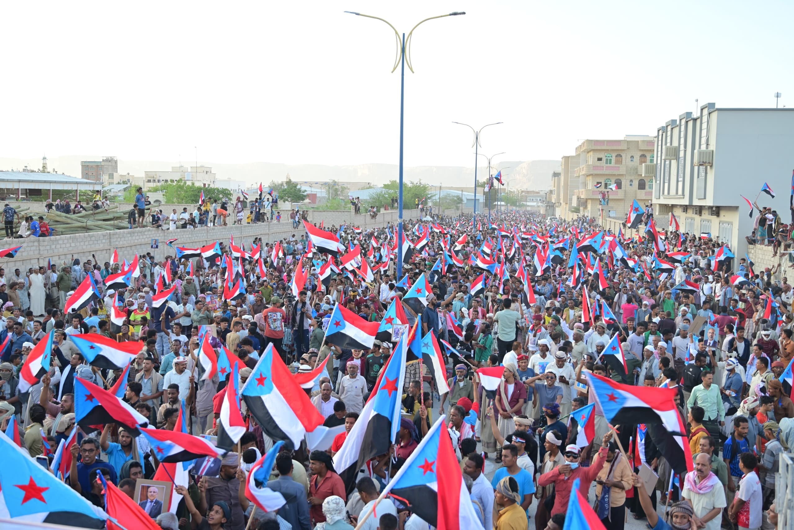 مليونية سيئون تجدد التفويض للرئيس الزُبيدي وتؤكد تمسك أبناء حضرموت بالمشروع الوطني الجنوبي مليونية سيئون تجدد التفويض للرئيس الزُبيدي وتؤكد تمسك أبناء حضرموت بالمشروع الوطني الجنوبي