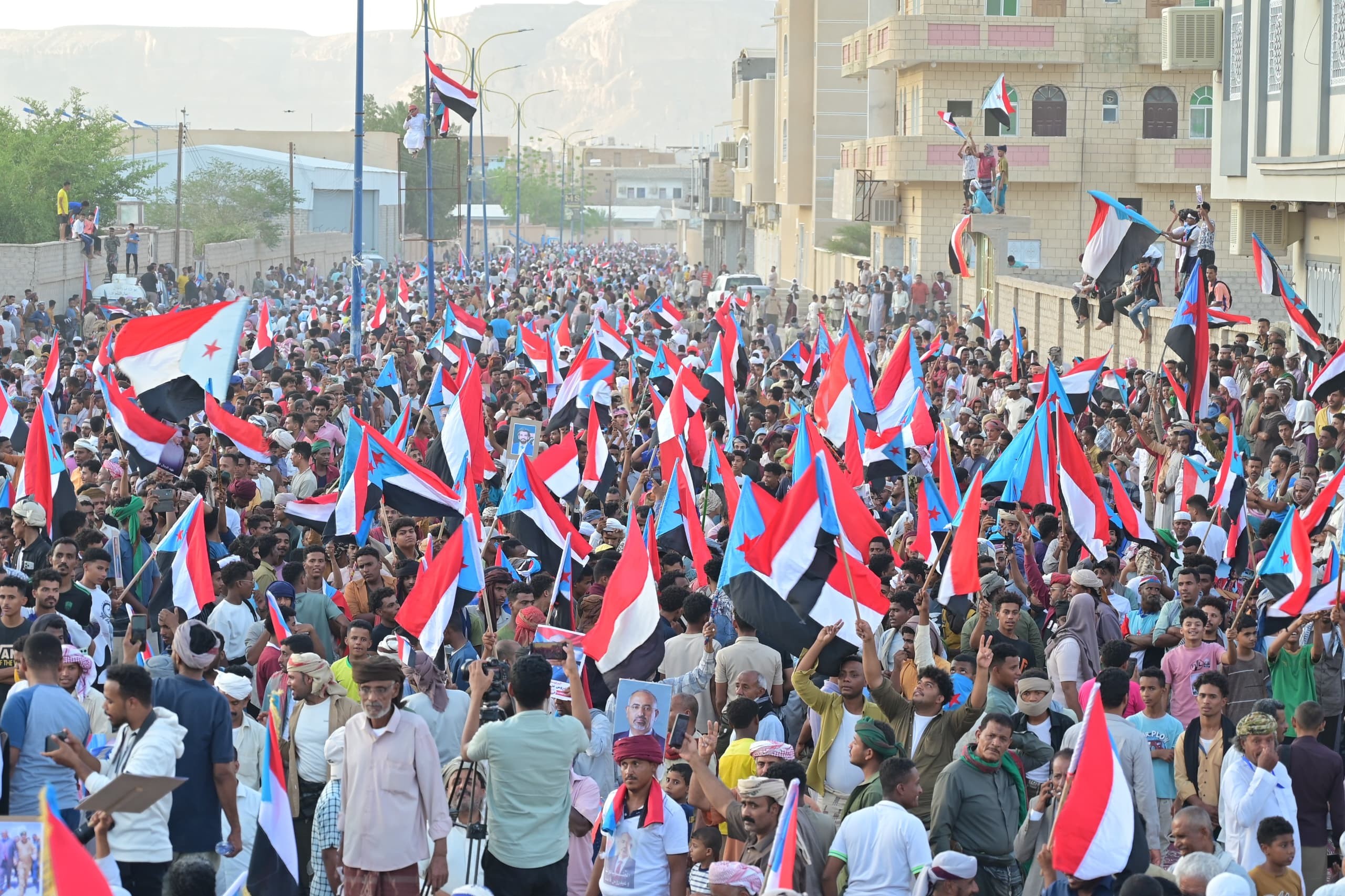 مليونية سيئون تجدد التفويض للرئيس الزُبيدي وتؤكد تمسك أبناء حضرموت بالمشروع الوطني الجنوبي مليونية سيئون تجدد التفويض للرئيس الزُبيدي وتؤكد تمسك أبناء حضرموت بالمشروع الوطني الجنوبي