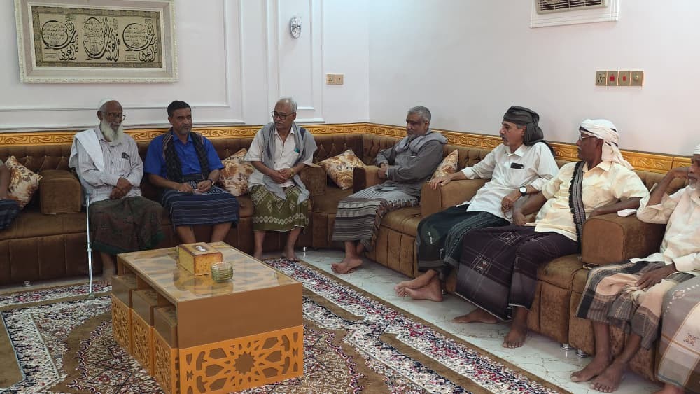 وفد من انتقالي وادي وصحراء حضرموت يزور الشيخ عمر بخضر والكادر عمر بالراشد تقديرًا لأدوارهما الوطنية وفد من انتقالي وادي وصحراء حضرموت يزور الشيخ عمر بخضر والكادر عمر بالراشد تقديرًا لأدوارهما الوطنية