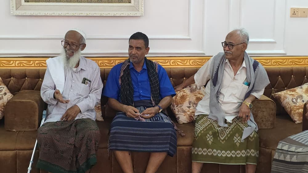 وفد من انتقالي وادي وصحراء حضرموت يزور الشيخ عمر بخضر والكادر عمر بالراشد تقديرًا لأدوارهما الوطنية وفد من انتقالي وادي وصحراء حضرموت يزور الشيخ عمر بخضر والكادر عمر بالراشد تقديرًا لأدوارهما الوطنية