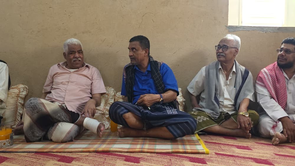 وفد من انتقالي وادي وصحراء حضرموت يزور الشيخ عمر بخضر والكادر عمر بالراشد تقديرًا لأدوارهما الوطنية وفد من انتقالي وادي وصحراء حضرموت يزور الشيخ عمر بخضر والكادر عمر بالراشد تقديرًا لأدوارهما الوطنية