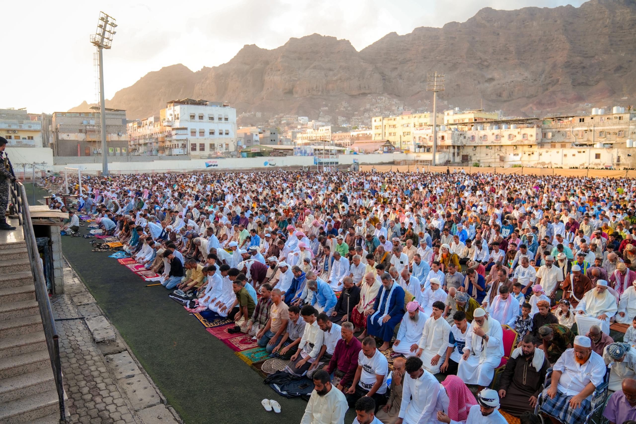 الحالمي يؤدي صلاة عيد الأضحى مع جموع المصلين في المعلا ويتبادل التهاني مع المواطنين الحالمي يؤدي صلاة عيد الأضحى مع جموع المصلين في المعلا ويتبادل التهاني مع المواطنين