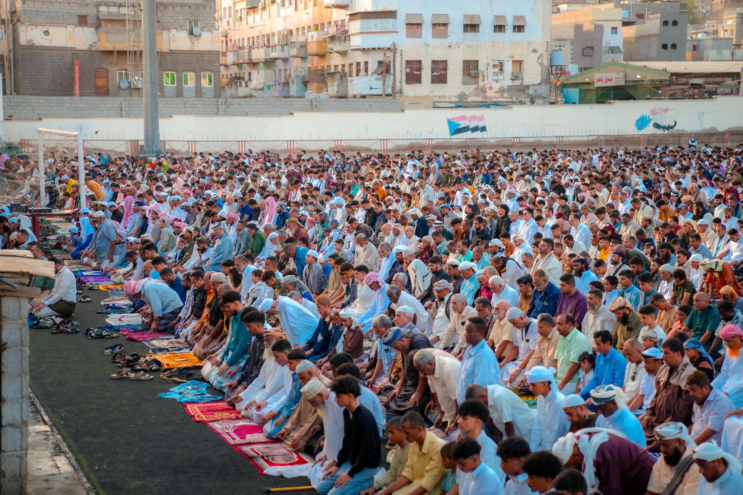 الحالمي يؤدي صلاة عيد الأضحى مع جموع المصلين في المعلا ويتبادل التهاني مع المواطنين الحالمي يؤدي صلاة عيد الأضحى مع جموع المصلين في المعلا ويتبادل التهاني مع المواطنين