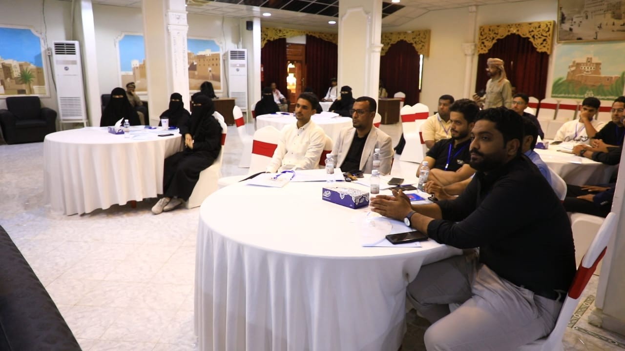 وكيل محافظة حضرموت يدشن البرنامج التدريبي “الخطابة والخطاب السياسي” بمدينة سيئون وكيل محافظة حضرموت يدشن البرنامج التدريبي “الخطابة والخطاب السياسي” بمدينة سيئون