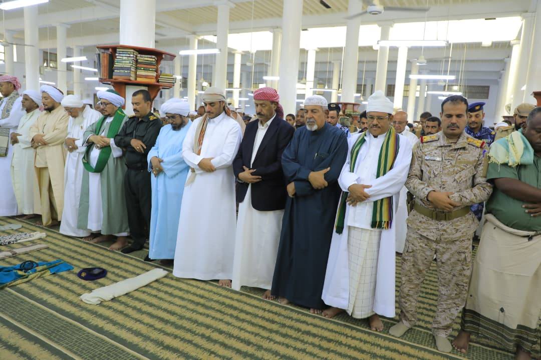 الوكيل بارباع ووزير الدولة يؤديان صلاة العيد مع جموع المصلين بجامع سيئون الوكيل بارباع ووزير الدولة يؤديان صلاة العيد مع جموع المصلين بجامع سيئون