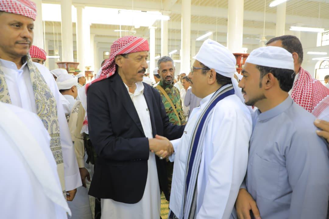 الوكيل بارباع ووزير الدولة يؤديان صلاة العيد مع جموع المصلين بجامع سيئون الوكيل بارباع ووزير الدولة يؤديان صلاة العيد مع جموع المصلين بجامع سيئون