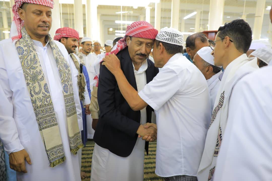 الوكيل بارباع ووزير الدولة يؤديان صلاة العيد مع جموع المصلين بجامع سيئون الوكيل بارباع ووزير الدولة يؤديان صلاة العيد مع جموع المصلين بجامع سيئون