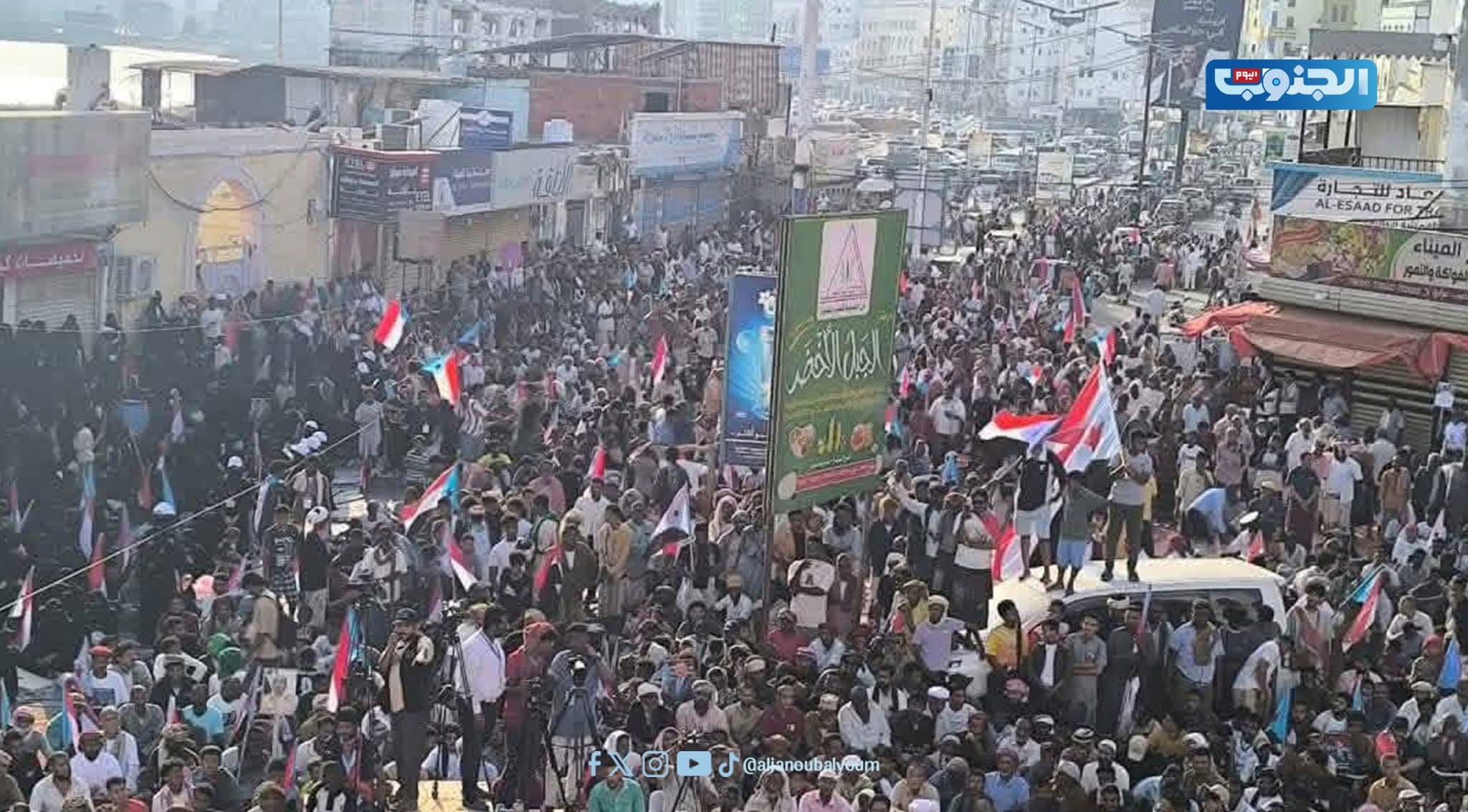 المكلا.. تظاهرة حاشدة تؤكد التمسك بالمشروع الجنوبي وتطالب بتمكين أبناء حضرموت - المكلا.. تظاهرة حاشدة تؤكد التمسك بالمشروع الجنوبي وتطالب بتمكين أبناء حضرموت -