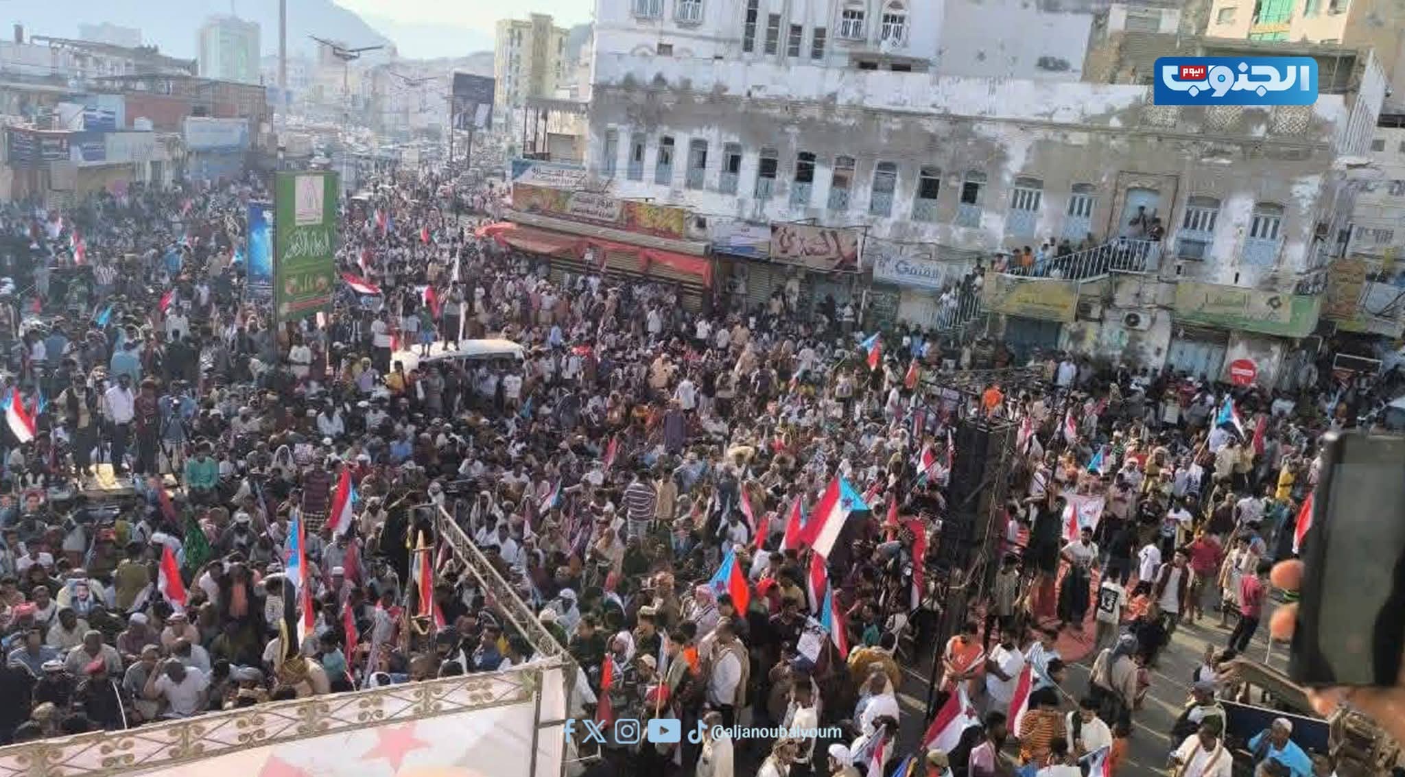 المكلا.. تظاهرة حاشدة تؤكد التمسك بالمشروع الجنوبي وتطالب بتمكين أبناء حضرموت - المكلا.. تظاهرة حاشدة تؤكد التمسك بالمشروع الجنوبي وتطالب بتمكين أبناء حضرموت -