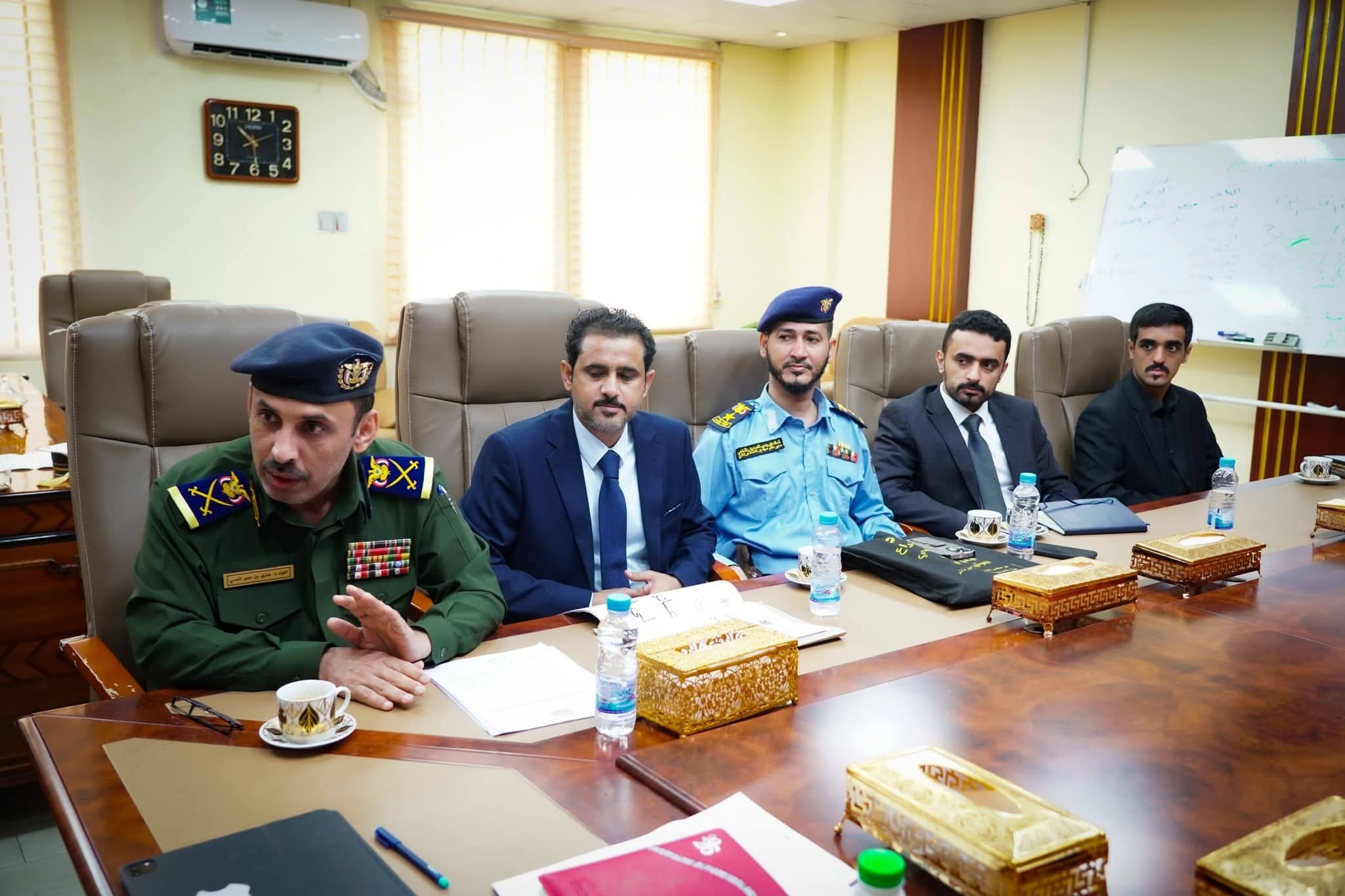 محافظ العاصمة عدن يطّلع على سير العمل بمصلحة الهجرة والجوازات وجهودها التطويرية محافظ العاصمة عدن يطّلع على سير العمل بمصلحة الهجرة والجوازات وجهودها التطويرية