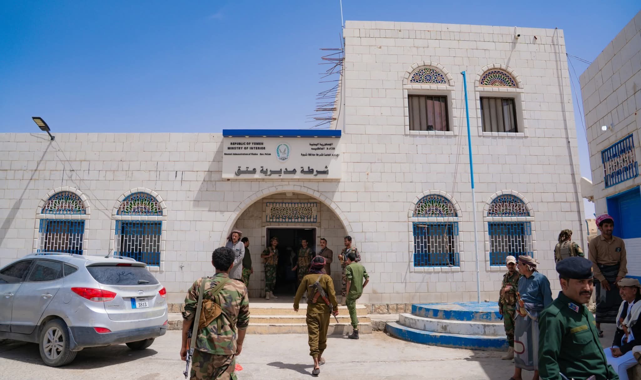 بن الوزير يتفقد إدارة شرطة عتق ويشدد على تطوير الأداء الأمني وتعزيز الانضباط - بن الوزير يتفقد إدارة شرطة عتق ويشدد على تطوير الأداء الأمني وتعزيز الانضباط -